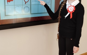 Powiększ obraz: uczennica korzysta z tablicy interaktywnej